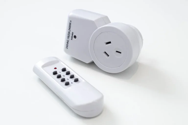 The Olsent RCS-5A remote-controlled power socket and remote control unit